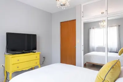Cama o camas de una habitación en Surf House! Bonita casa vacacional en excelente ubicación