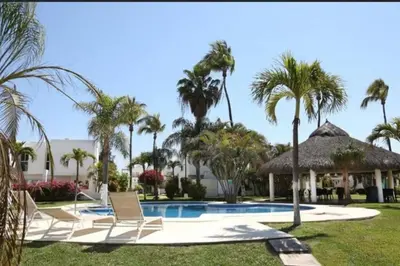 Piscina en o cerca de Surf House! Bonita casa vacacional en excelente ubicación