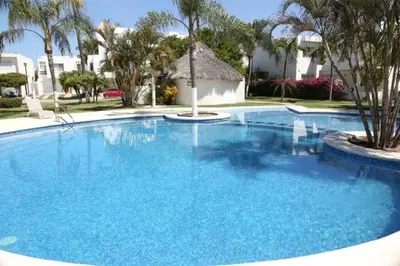 Piscina en o cerca de Surf House! Bonita casa vacacional en excelente ubicación