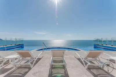 Piscina en o cerca de Terraza con vista al mar y a atardeceres