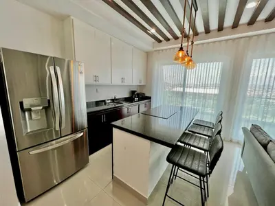 Una cocina o zona de cocina en The One D16 Sobre el Malecón Vista al Estadio de Baseball