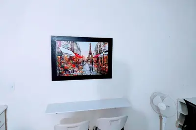 Una televisión o centro de entretenimiento en Departamento 15 comodo y confortable , cerca del centro de gobierno , galerias mall, consulado , CAS , Pepsi