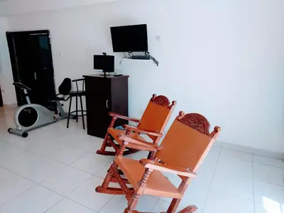 Una televisión o centro de entretenimiento en Loft 25 excelente y comodo, cerca del vado del rio, consulado,CAS, galerias mall , cama queen , cocineta