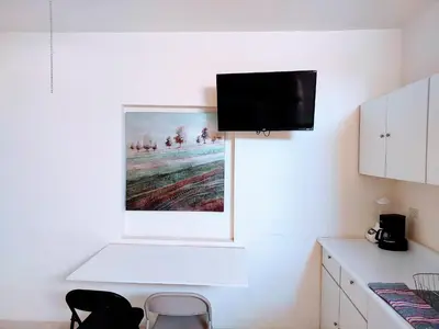 Una televisión o centro de entretenimiento en Loft 25 excelente y comodo, cerca del vado del rio, consulado,CAS, galerias mall , cama queen , cocineta