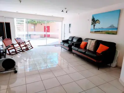 Zona de estar de Apartamento 24 cerca de galerias mall, consulado, CAS , 2 CAMAS ,cocineta