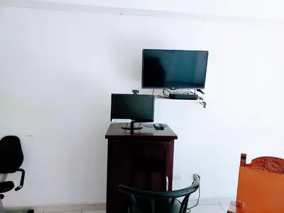 Una televisión o centro de entretenimiento en Apartamento 24 cerca de galerias mall, consulado, CAS , 2 CAMAS ,cocineta