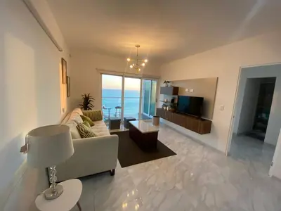 Una televisión o centro de entretenimiento en Lovely 2 bedroom oceanfront condo in Mazatlan