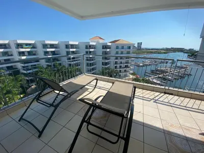Un balcón o terraza de Departamento en Costa Veleros, vista a la Marina