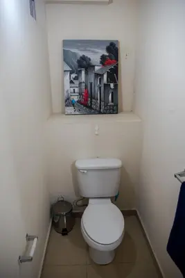 Un baño de 2BR-3BA Condo Block from Beach w Rooftop Jacuzzi