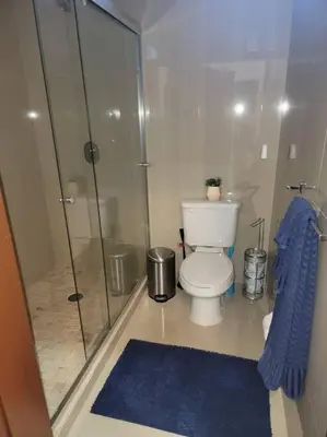 Un baño de 2BR-3BA Condo Block from Beach w Rooftop Jacuzzi