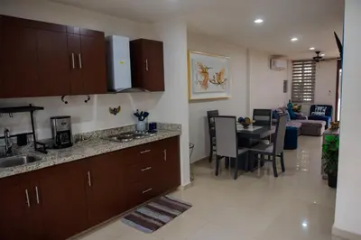 Una cocina o zona de cocina en 2BR-3BA Condo Block from Beach w Rooftop Jacuzzi
