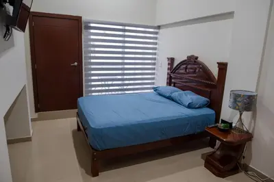 Cama o camas de una habitación en 2BR-3BA Condo Block from Beach w Rooftop Jacuzzi