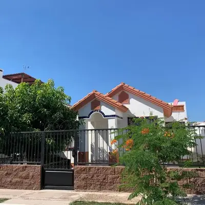 House with enclosed yard- 1km to the beach- big garden