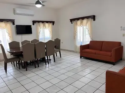 Una televisión o centro de entretenimiento en Flores Condominios Casa Narciso