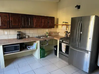 Una cocina o zona de cocina en Casa arroyo at Bajazul just steps of waterfront and downtown