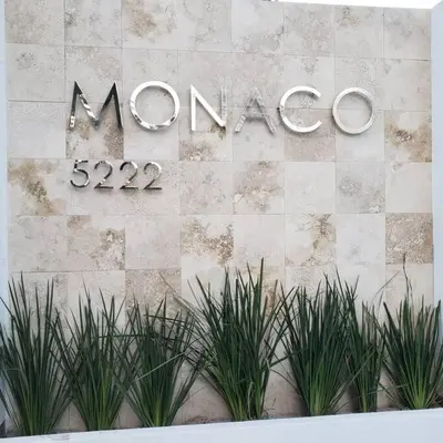 Certificado, premio, señal o documento que está expuesto en Condo Monaco en Sabalo Country