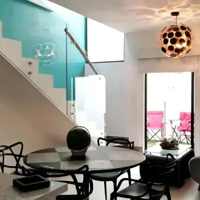 La casa del faro Azul Marino