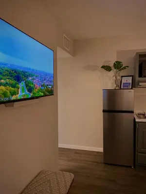 Una televisión o centro de entretenimiento en Bonito departamento remodelado tranquilo y centrico