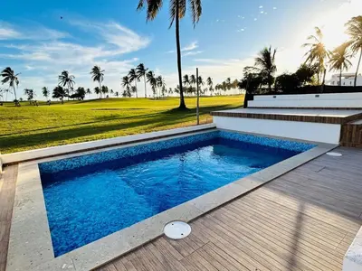 Piscina en o cerca de casa con alberca en campo de golf by G P S rentas