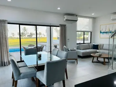 Zona de estar de casa con alberca en campo de golf by G P S rentas