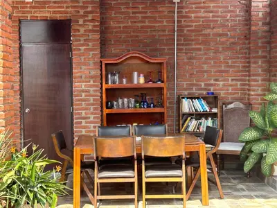 Biblioteca en la habitación en casa particular