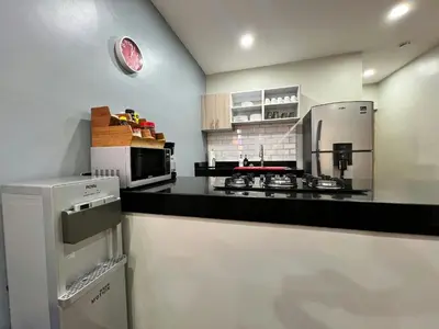 Una cocina o zona de cocina en Promo! 2BR-Pool-Views-King Bed-Walk 2 Beach-5 Star Area