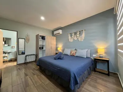 Cama o camas de una habitación en Promo! 2BR-Pool-Views-King Bed-Walk 2 Beach-5 Star Area