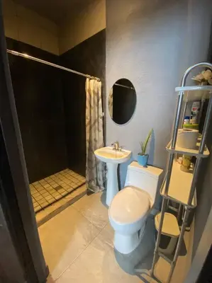 Un baño de Casa “La Santa”