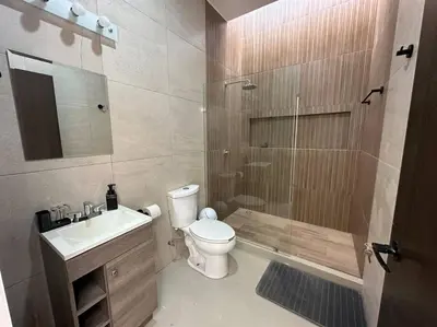 Un baño de Departamento isla central 2