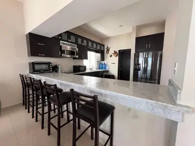 Una cocina o zona de cocina en Casa Isla Marina Vista al Mar 20 Personas
