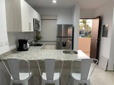 Una cocina o zona de cocina en Brand new condo near the beach