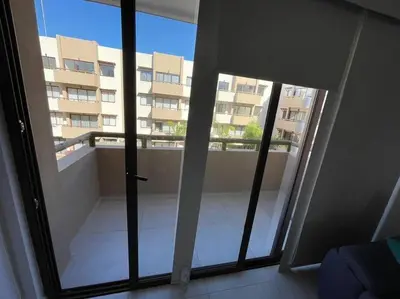 Un balcón o terraza de Brand new condo near the beach