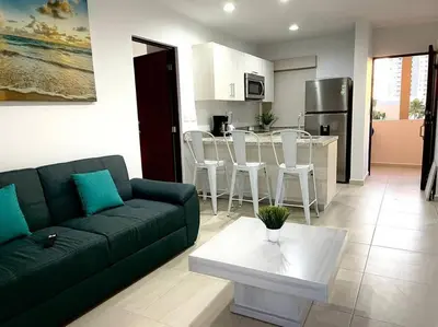 Una cocina o zona de cocina en Brand new condo near the beach